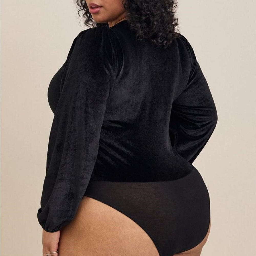 Torrid - Stretch Velvet V-Neck Long Sleeve Bodysuit in Deep Black​​​​​​​​ - Picture 13 of 15